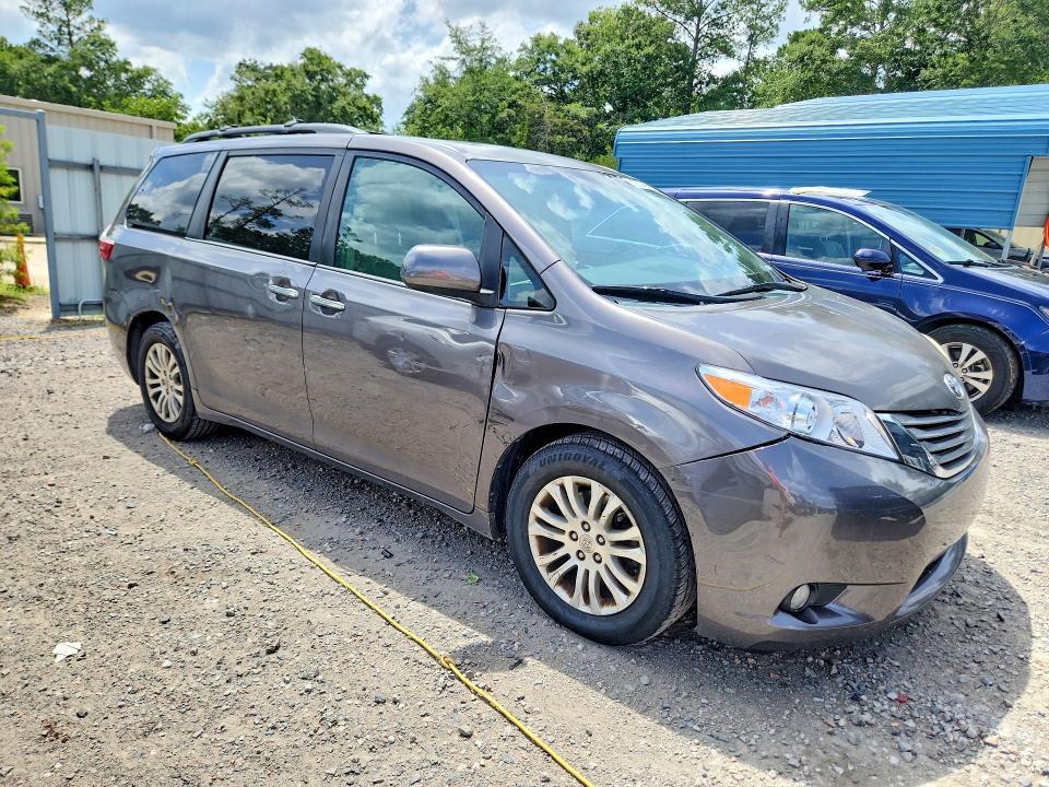 2015 TOYOTA SIENNA XLE PREMIUM 8-PASSENGER — Фото 4 из 13