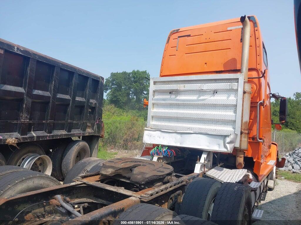4V4NC9GH02N330518 2002 VOLVO VN photo no. 4