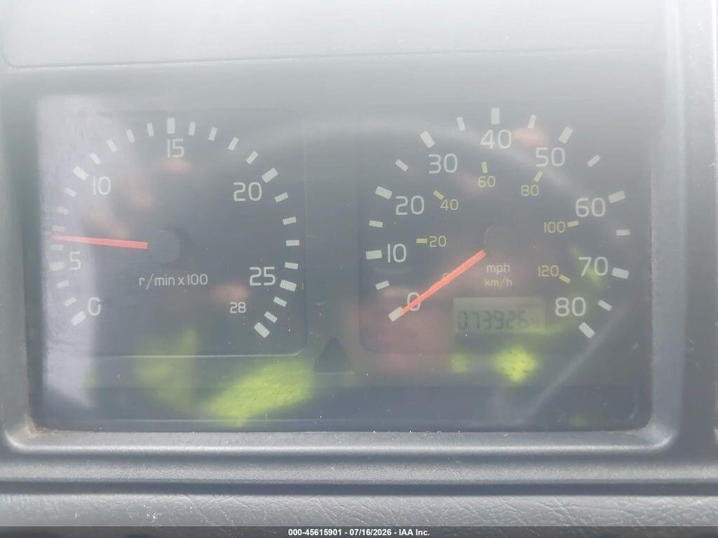4V4NC9GH02N330518 2002 VOLVO VN photo no. 5