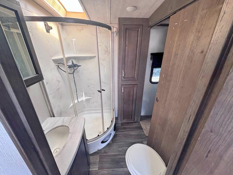 2021 KEYSTONE Cougar 34TSB SLIDE-IN CAMPER — Фото 8 из 10