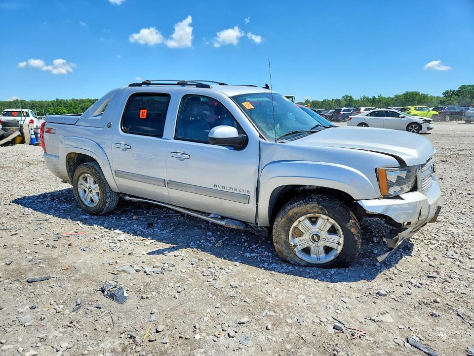 2013 CHEVROLET AVALANCHE LT — Фото 4 из 12