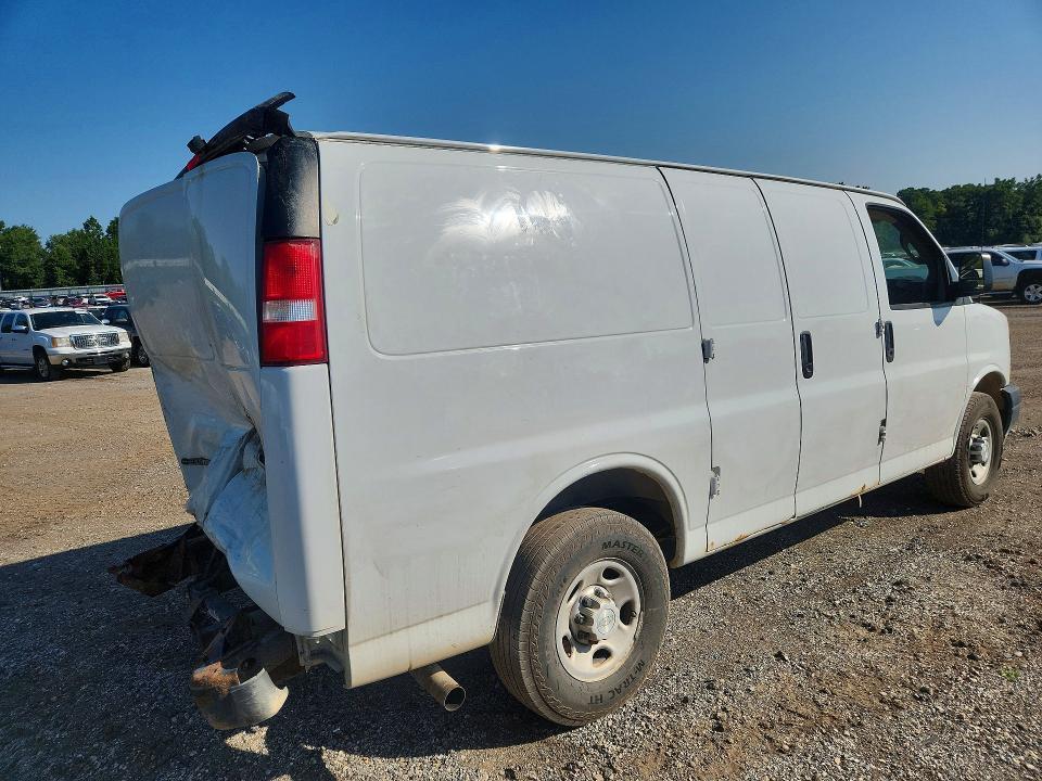1GCZGGFF8H1108301 2017 CHEVROLET EXPRESS 3500 photo no. 3