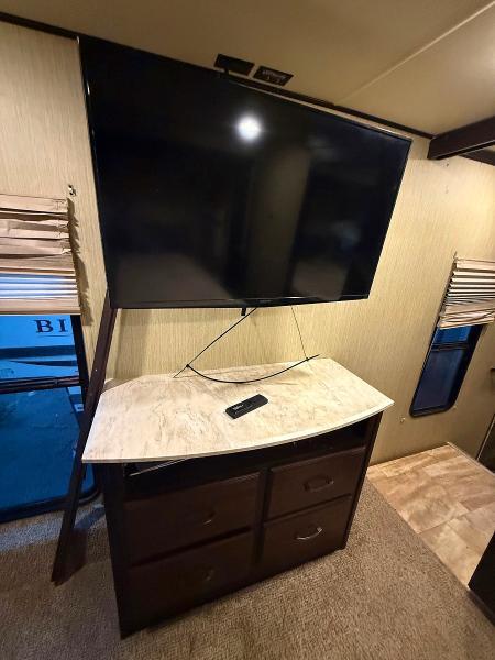 2017 Forest River Columbus Compass Series SLIDE-IN CAMPER — Фото 11 из 12