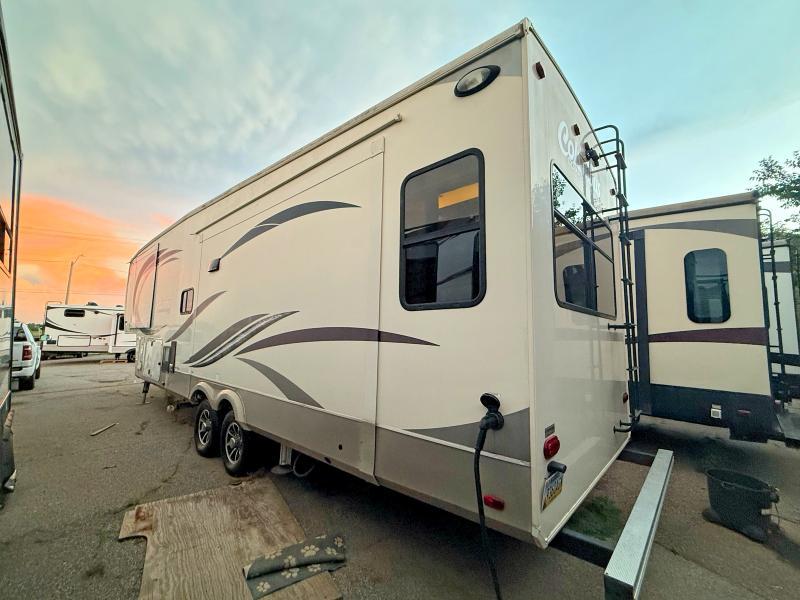 2017 Forest River Columbus Compass Series SLIDE-IN CAMPER — Фото 3 из 12