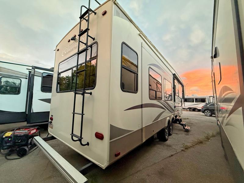 2017 Forest River Columbus Compass Series SLIDE-IN CAMPER — Фото 4 из 12
