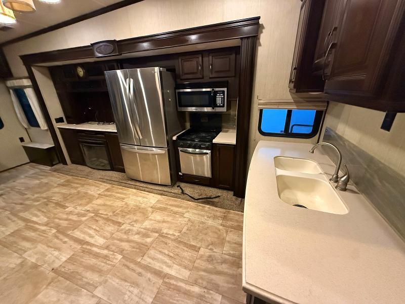 2017 Forest River Columbus Compass Series SLIDE-IN CAMPER — Фото 5 из 12