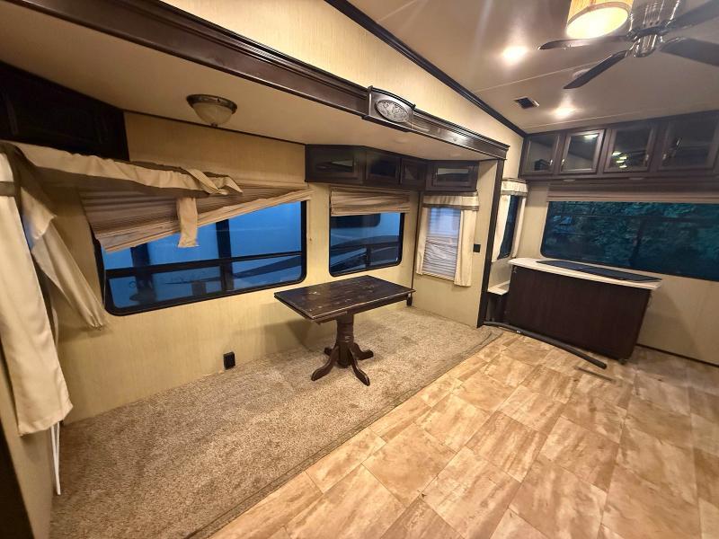 2017 Forest River Columbus Compass Series SLIDE-IN CAMPER — Фото 6 из 12