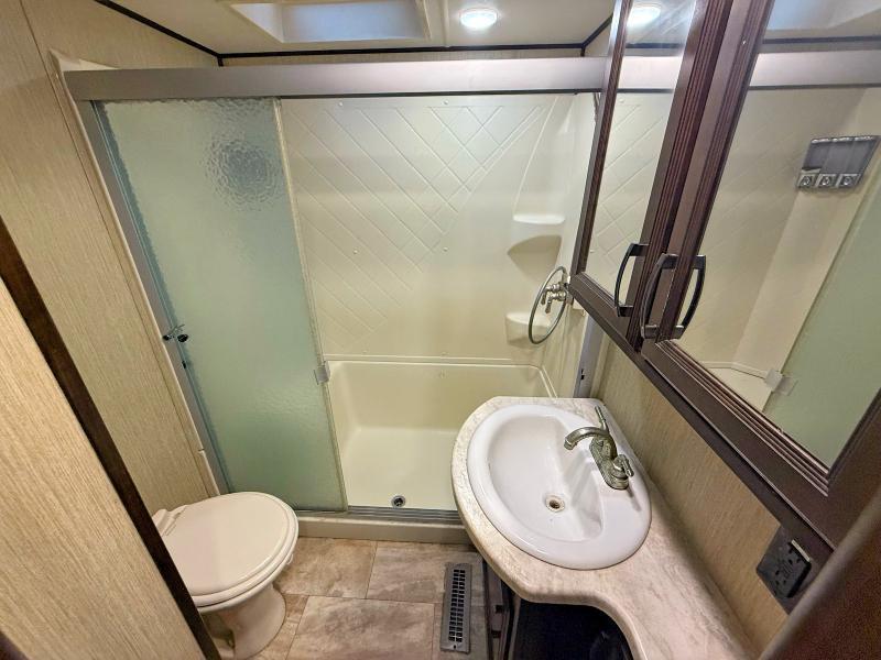 2017 Forest River Columbus Compass Series SLIDE-IN CAMPER — Фото 7 из 12