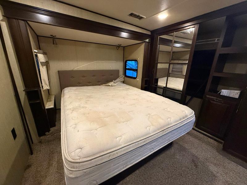 2017 Forest River Columbus Compass Series SLIDE-IN CAMPER — Фото 8 из 12