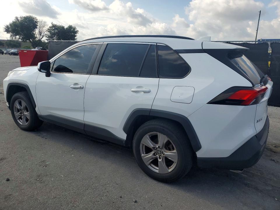 2022 TOYOTA RAV4 XLE — Фото 2 из 13