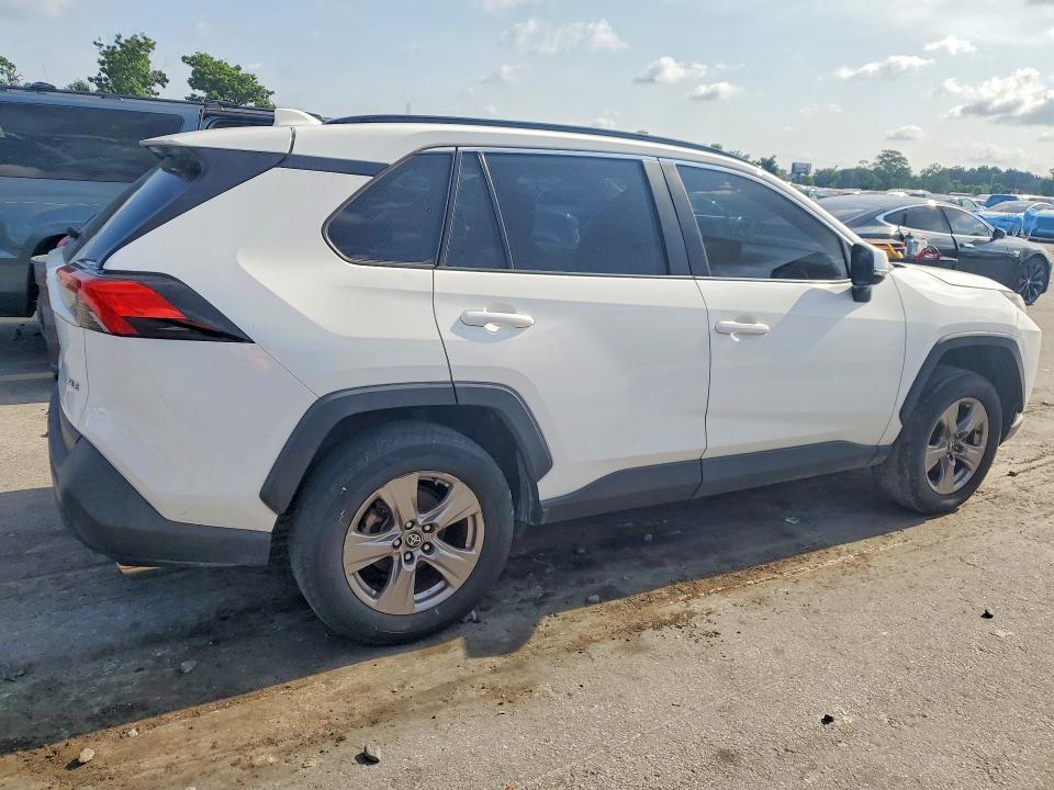 2022 TOYOTA RAV4 XLE — Фото 3 из 13
