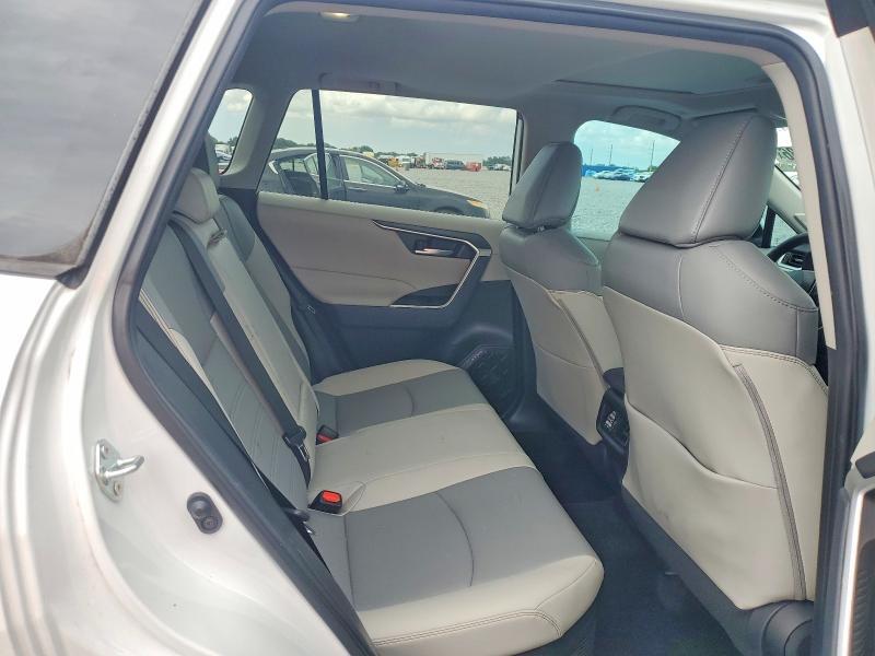 2023 TOYOTA RAV4 XLE PREMIUM — Фото 10 из 13