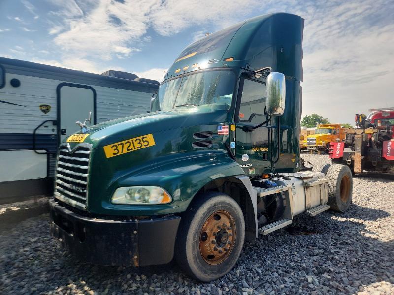 2018 MACK CXU612 SEMI TRUCK — Фото 2 из 10