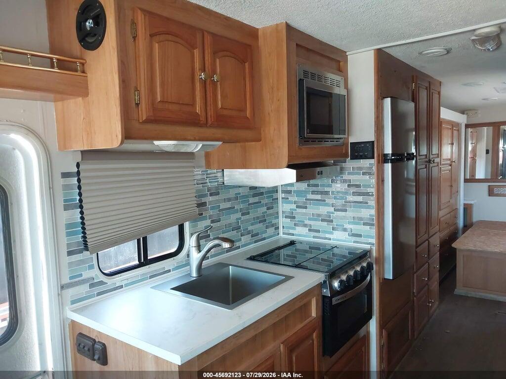 1FCMF53S310A00067 2001 FORD F550 photo no. 10