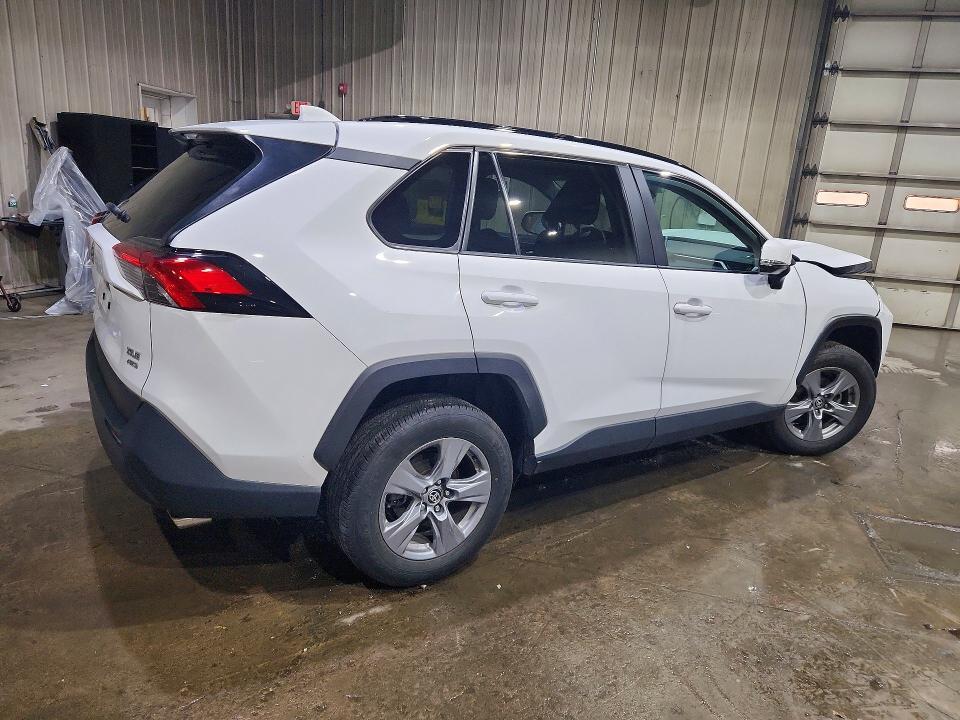 2024 TOYOTA RAV4 XLE — Фото 3 из 13