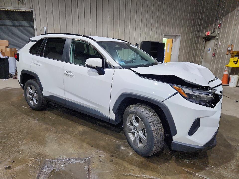 2024 TOYOTA RAV4 XLE — Фото 4 из 13