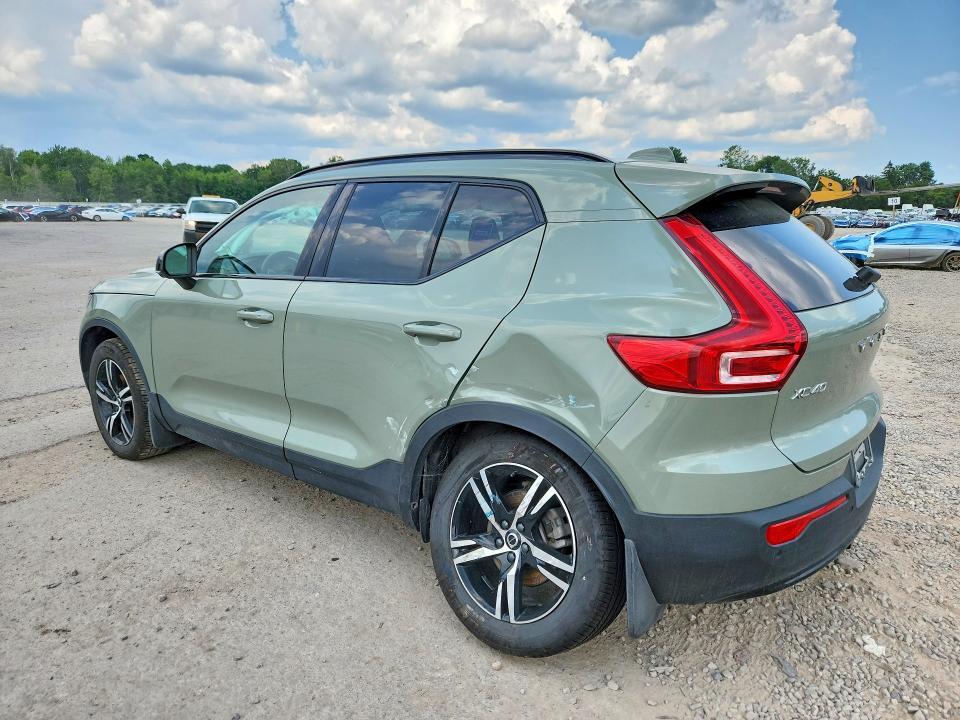 2024 VOLVO XC40 CORE — Фото 2 из 13