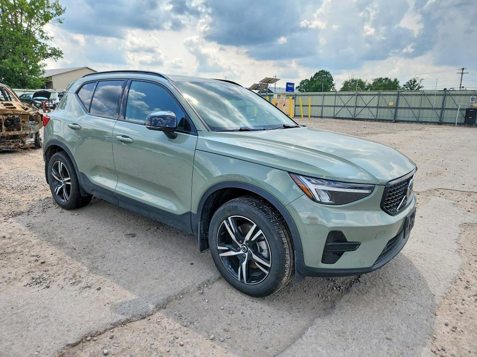 2024 VOLVO XC40 CORE — Фото 4 из 13