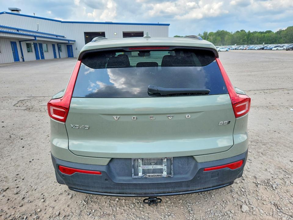 2024 VOLVO XC40 CORE — Фото 6 из 13