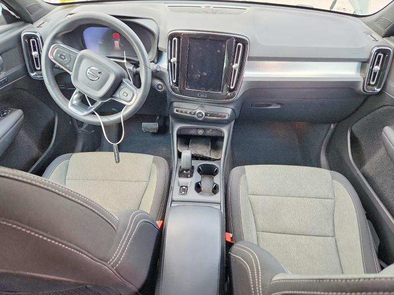 2024 VOLVO XC40 CORE — Фото 8 из 13