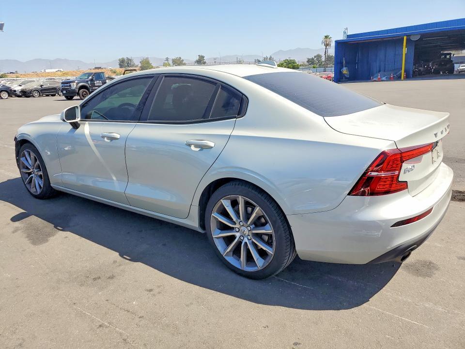 2019 VOLVO S60 T5 MOMENTUM — Фото 2 из 13