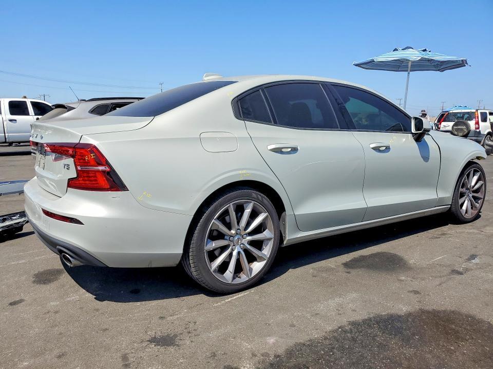2019 VOLVO S60 T5 MOMENTUM — Фото 3 из 13