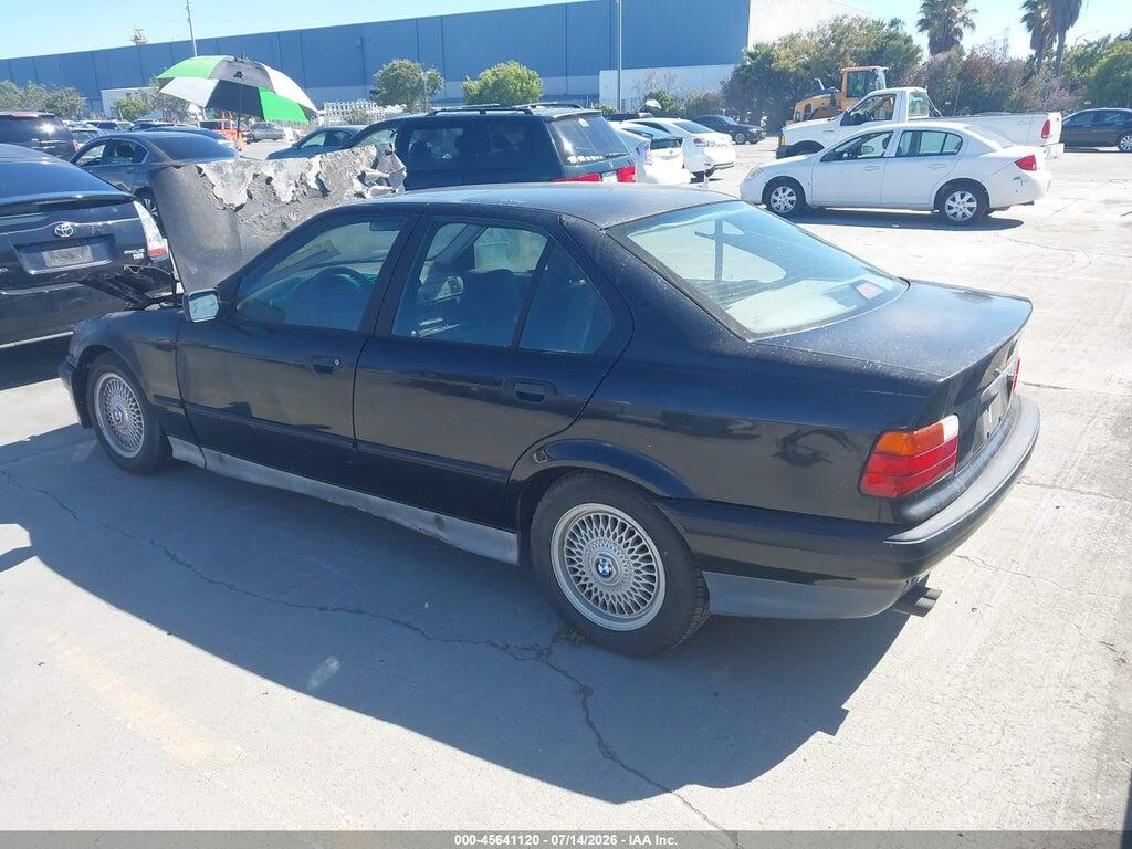 WBACB3313PFE13776 1993 BMW 325 photo no. 3
