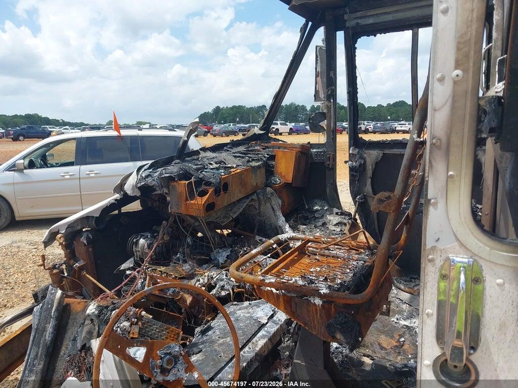 4UZA4FF47TC781586 1996 FREIGHTLINER CHASSIS photo no. 5