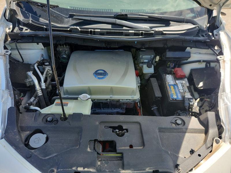 2015 NISSAN LEAF SL — Фото 11 из 12