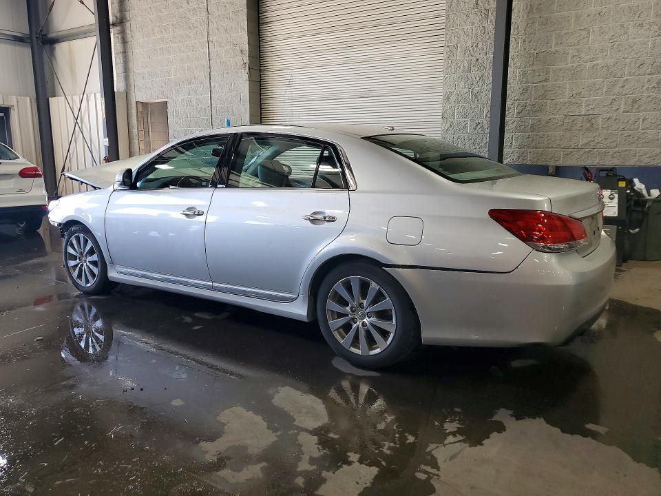 2011 TOYOTA AVALON LIMITED — Фото 2 из 12