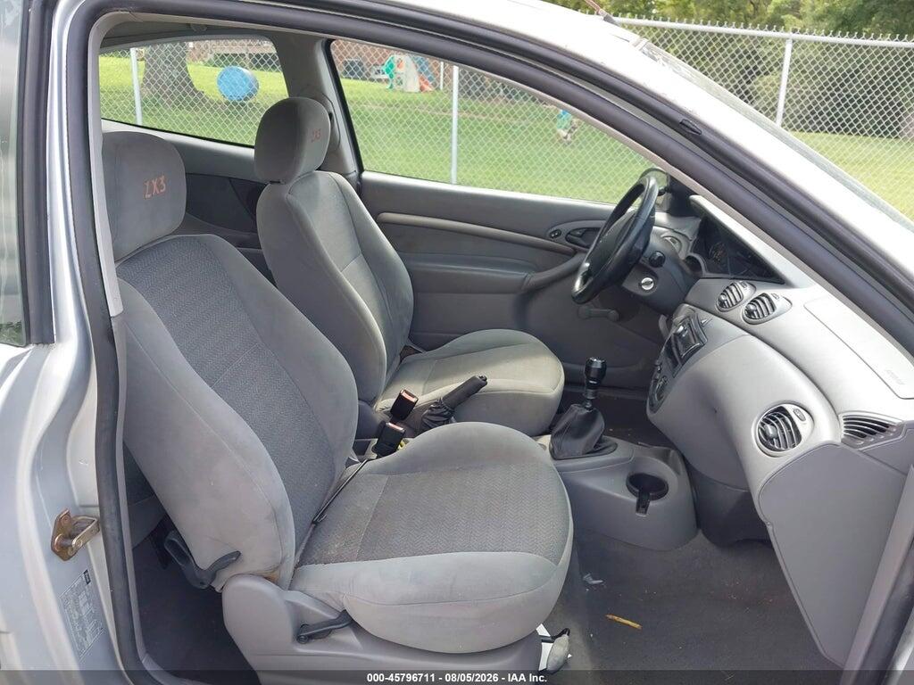 3FAFP3139YR198630 2000 FORD FOCUS photo no. 5