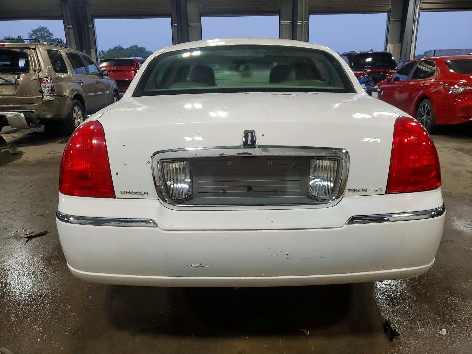 2003 LINCOLN TOWN CAR EXECUTIVE — Фото 6 из 12