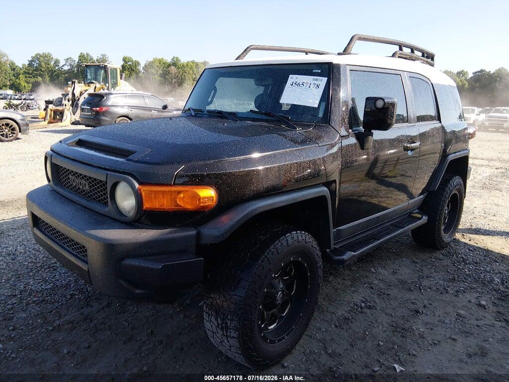 JTEZU4BFXBK011045 2011 TOYOTA FJ CRUISER photo no. 2