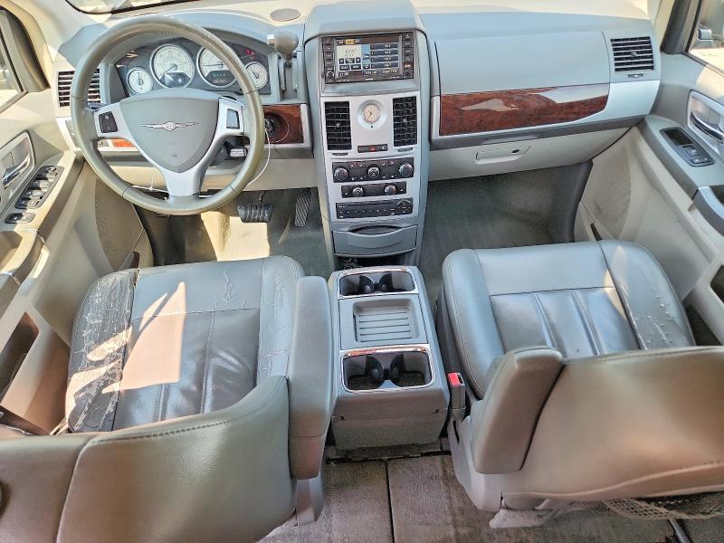 2010 CHRYSLER TOWN & COUNTRY TOURING — Фото 8 из 14