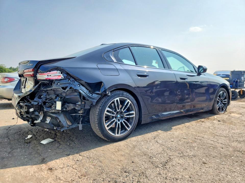 2025 BMW 530 XI — Фото 3 из 13