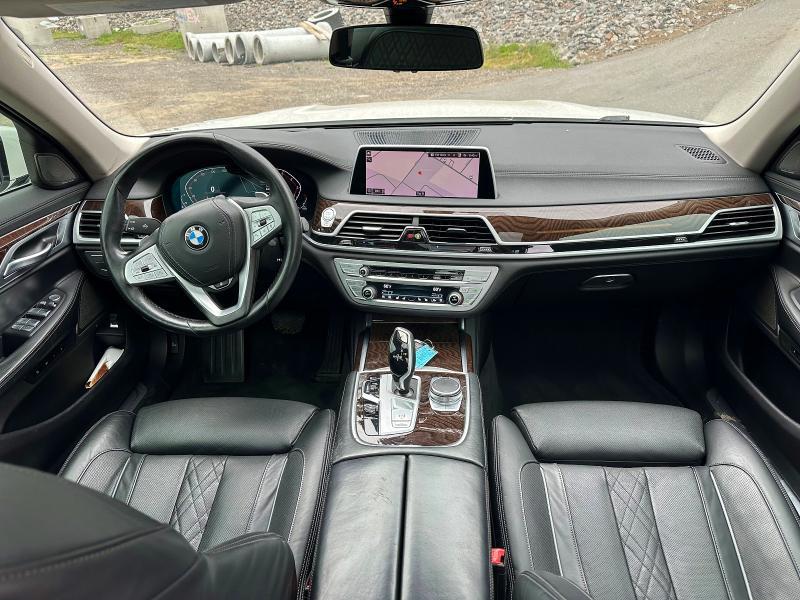 2021 BMW 750 XI — Фото 6 из 10
