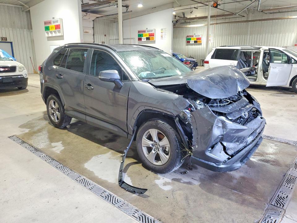2025 TOYOTA RAV4 XLE — Фото 4 из 13