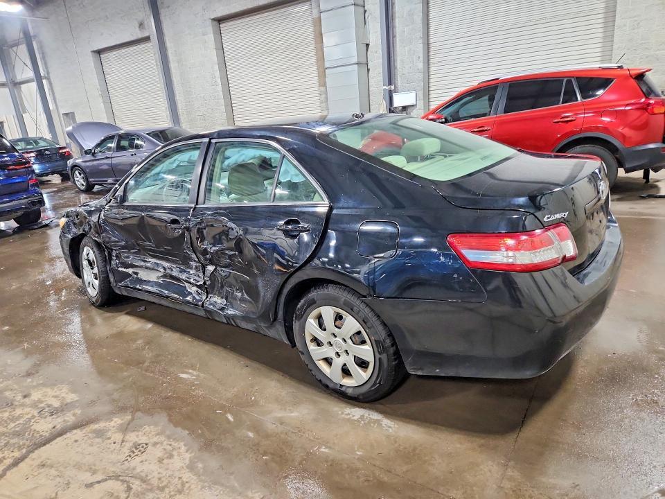 2011 TOYOTA CAMRY LE — Фото 2 из 12