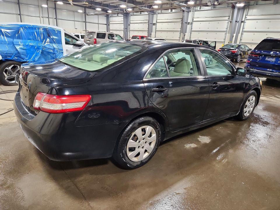 2011 TOYOTA CAMRY LE — Фото 3 из 12