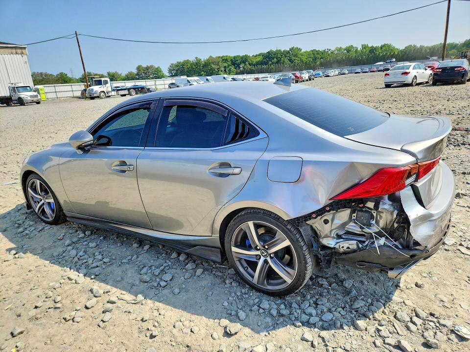 2017 LEXUS IS 300 — Фото 2 из 12