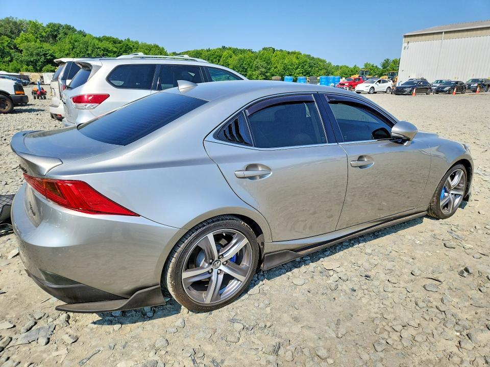 2017 LEXUS IS 300 — Фото 3 из 12