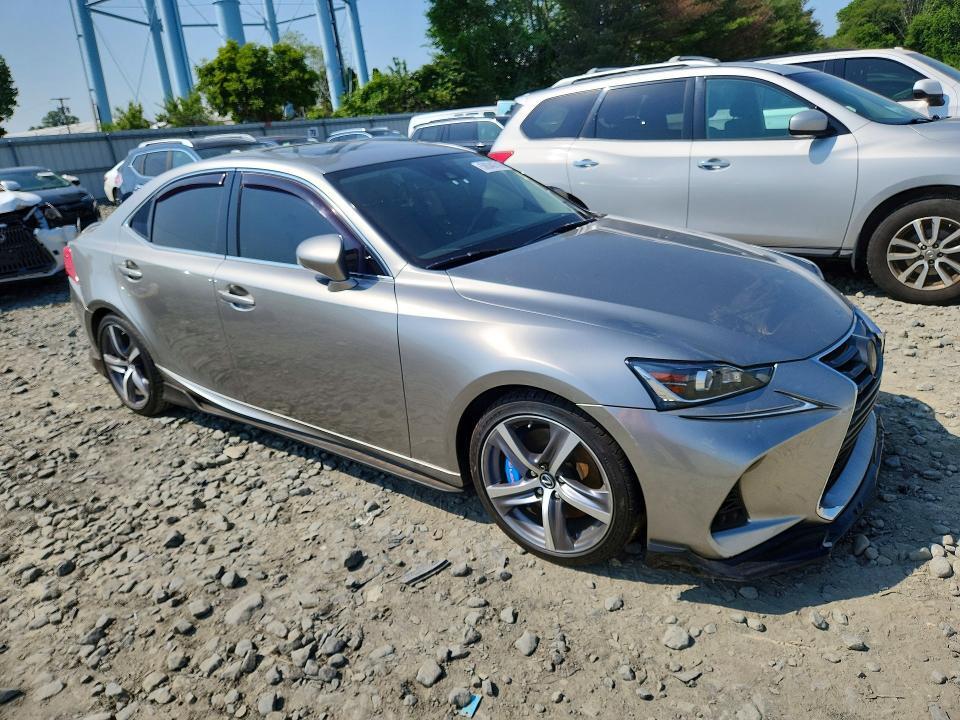 2017 LEXUS IS 300 — Фото 4 из 12