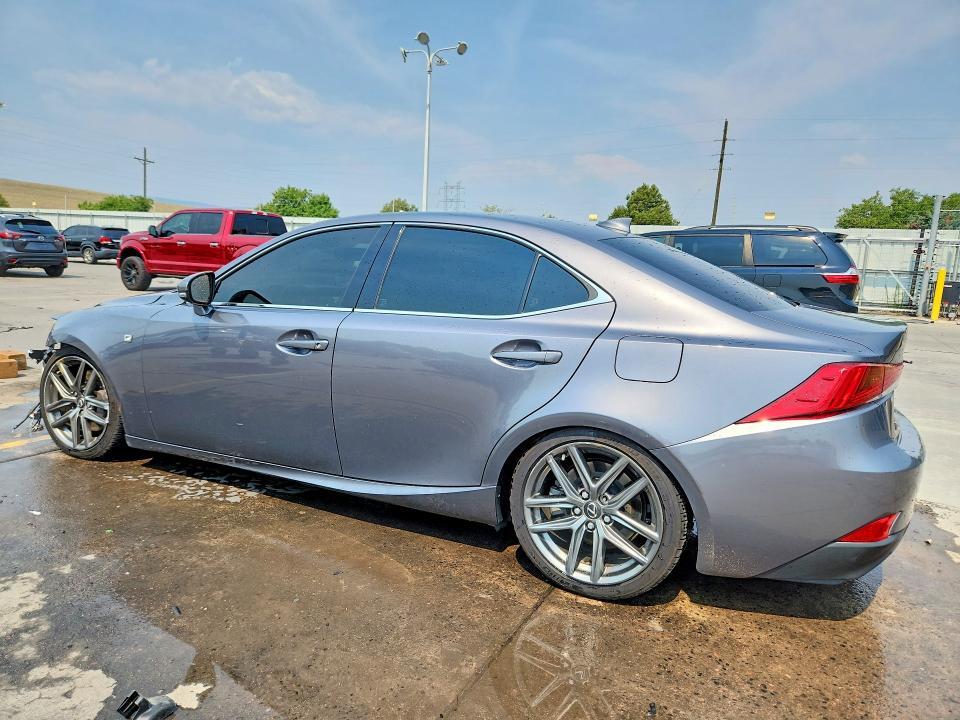 2017 LEXUS IS 300 — Фото 2 из 13