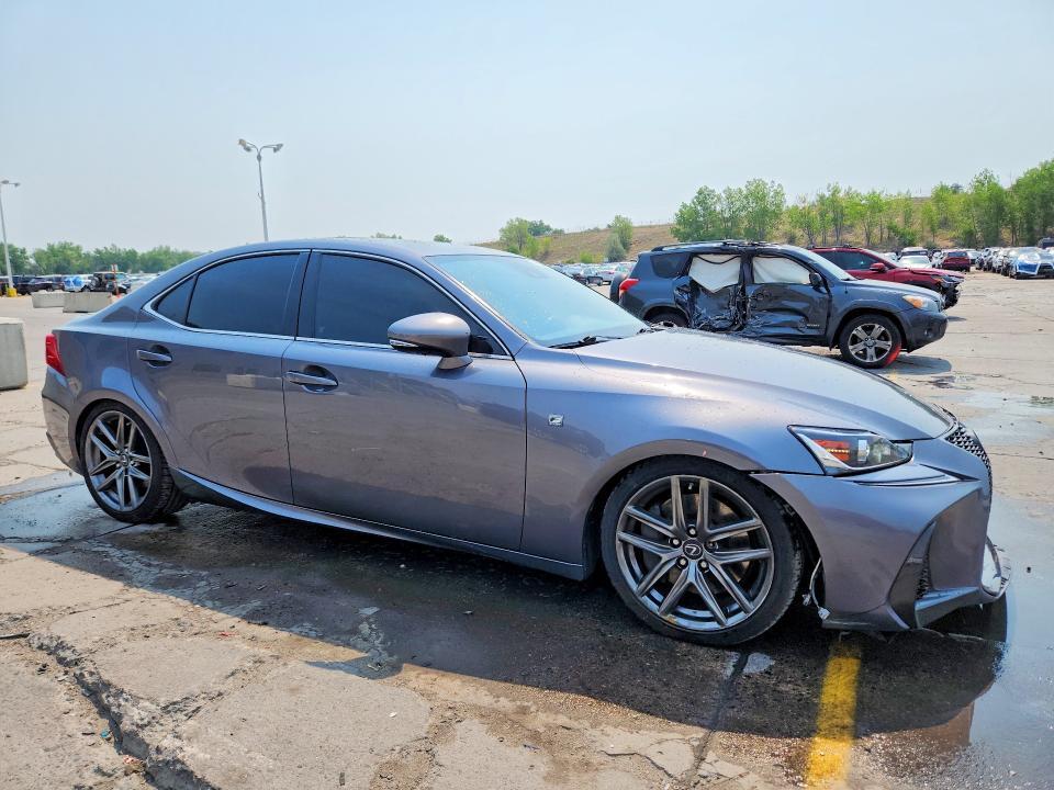 2017 LEXUS IS 300 — Фото 4 из 13