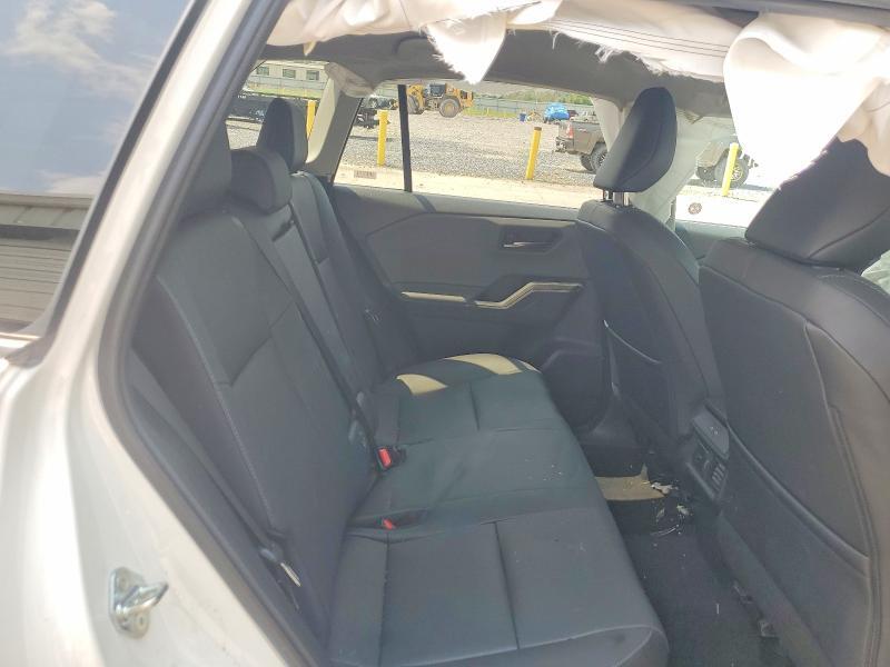 2026 TOYOTA RAV4 XLE PREMIUM — Фото 10 из 12