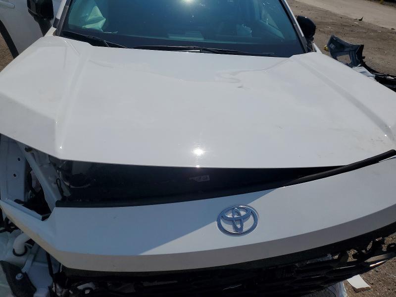 2026 TOYOTA RAV4 XLE PREMIUM — Фото 11 из 12