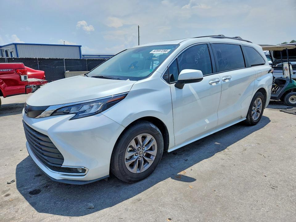 2022 TOYOTA SIENNA XLE