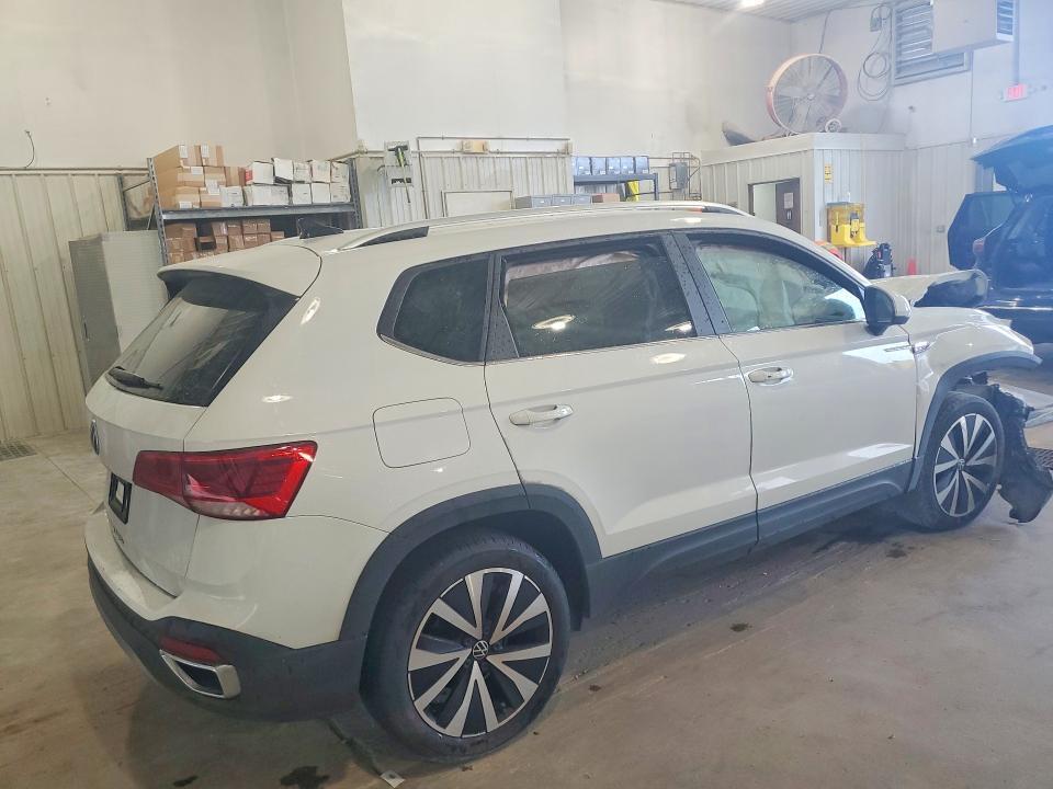 2022 VOLKSWAGEN TAOS SE — Фото 3 из 13