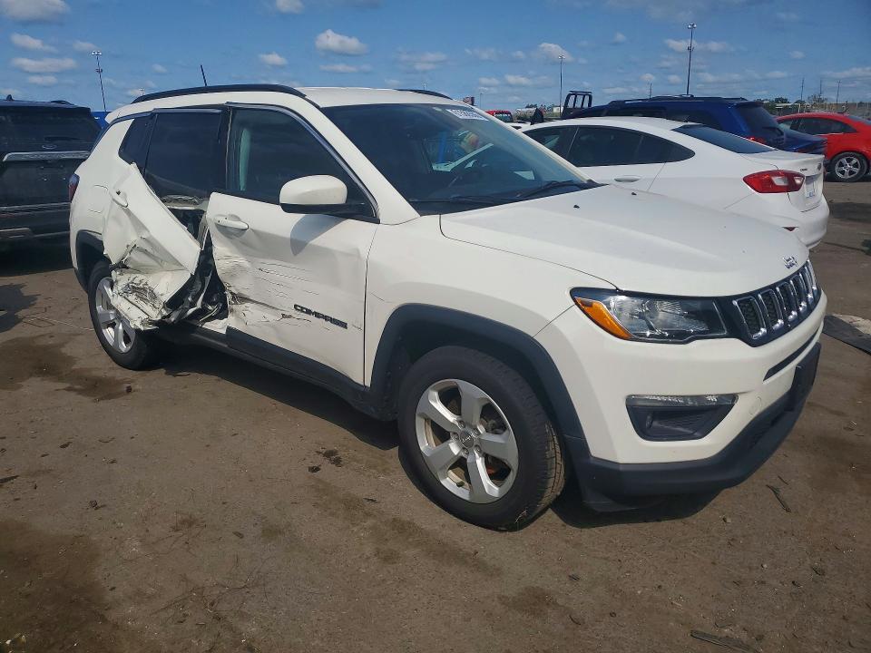 3C4NJCBB5JT240913 2018 JEEP COMPASS photo no. 4