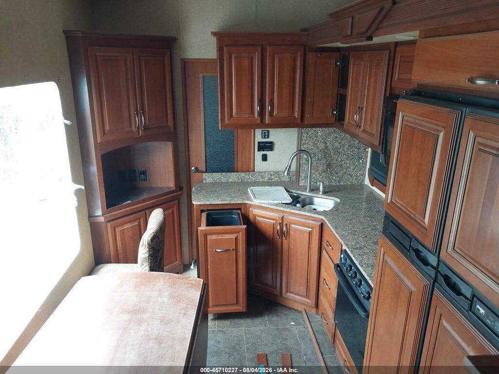 4V0FC3620DR003192 2013 REDWOOD 36FL 5TH WHL TRAVEL TRAILER photo no. 8